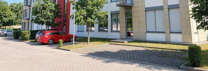 337 m² Oficina moderna con terrazas en el patio interior en alquiler en Neu-Isenburg