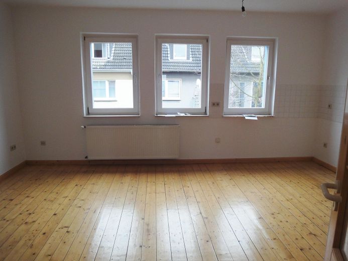 Für Holzfreunde: 2Z, Wohnküche, Bad, Flur, Abstell – Wohnküche