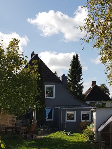 Casa bifamiliare ristrutturata con 992 m² di giardino da sogno – senza provvigione, ideale per famiglie – Rückansicht
