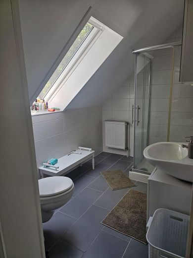 Großzügiges Haus in Alleinlage mit großem Garten – Badezimmer 2 OG