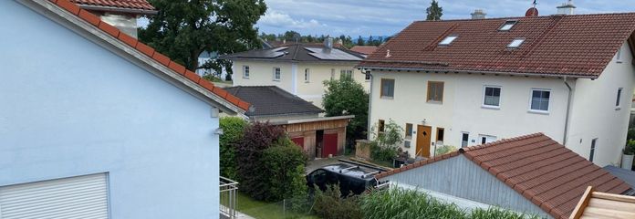 Blick vom Balkon im Hintergrund die Berge