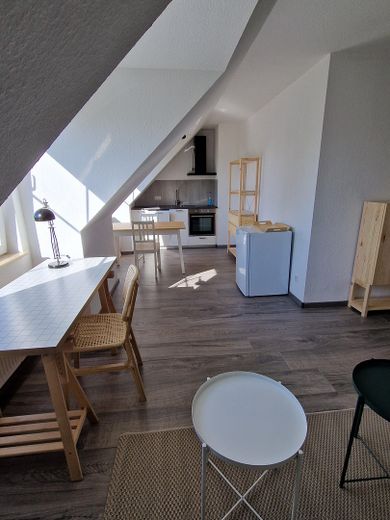 Luminoso, moderno, céntrico: elegante apartamento de 1 habitación (vacío o amueblado) – Wohnzimmer