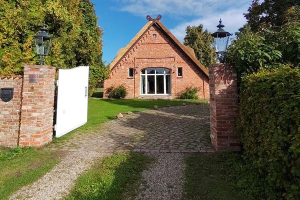 Kernsaniertes Bauerhaus unter Reet auf naturnahem Grundstück in Feldrandlage