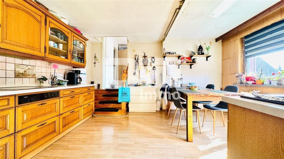 Schönes Wohnhaus mit Doppelgarage, Terrasse und Nebengelass in Traumlage – OG / DG Küche / EBK