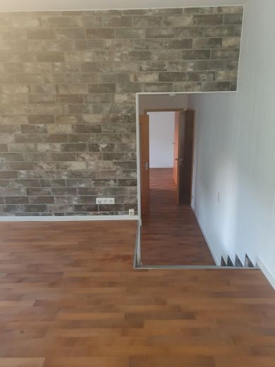 3 Zimmer Wohnung mit Terrasse. – Wohnzimmer Blick Flur Treppe