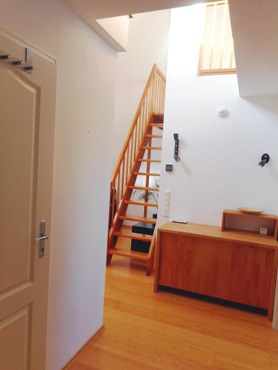 Helle voll möblierte Maisonette-Wohnung auf 2 Ebenen in ruhiger Lage in Hamburg-Eidelstedt – Blick vom Flur z Wohnbereich