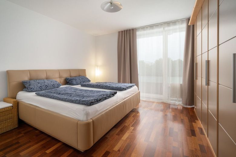 Große und ruhig gelegene 4-Zimmer-Wohnung mit 2 Balkonen in Aschheim – Master Bedroom