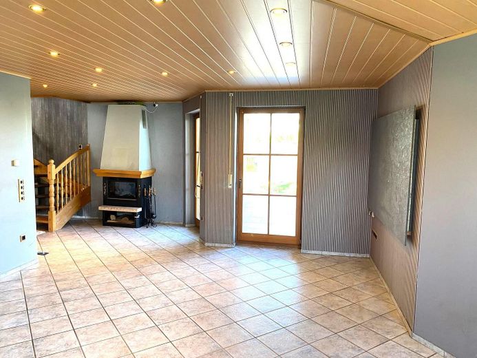 Freistehendes Einfamilienhaus mit Einliegerwohnung und Garage in ruhiger Lage (Sackgasse) von Brakel – Wohnzimmer Hauptwohnung EG