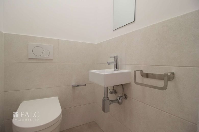 Sanierte Wohnung mit großem Wohnzimmer! – Gäste-WC