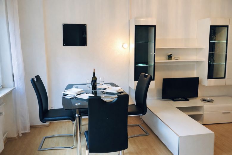 Provisionsfrei: Möbliertes Apartment mit Loggia im Heusteigviertel – Essbereich