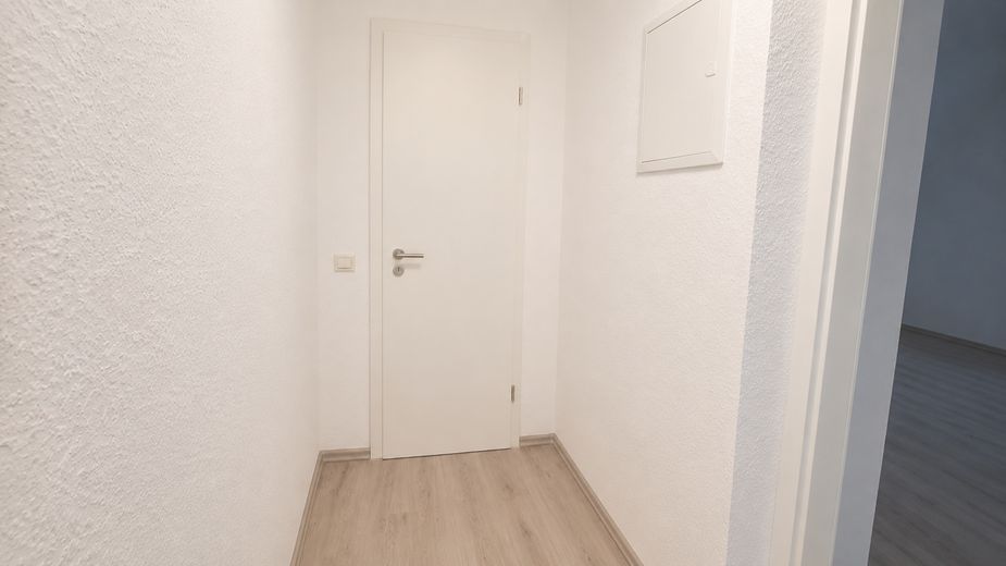 Renovated studio apartment with pointed gable and good university connections – Flur