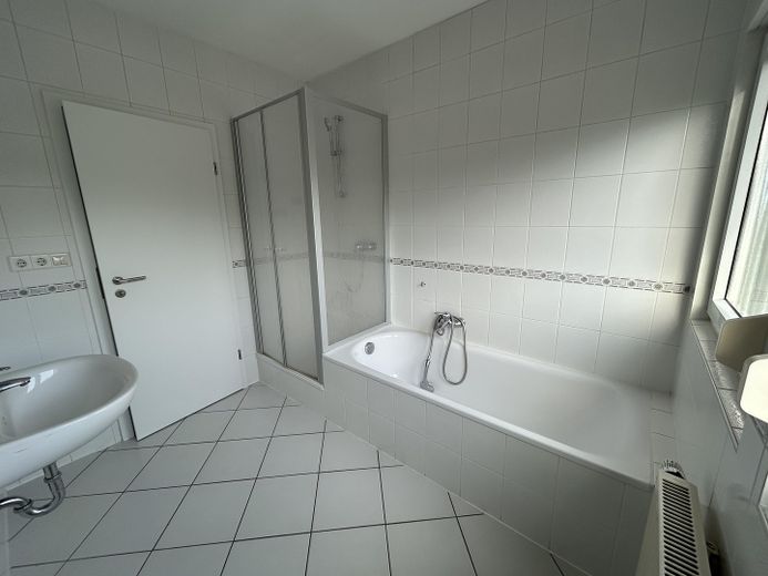 Lichtdurchflutete 2,5 Zimmer Eigentumswohnung, 79 qm in Rödermark/Breidert – Dusche + Badewanne