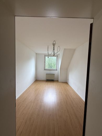 Frisch renovierte 3-Zimmer-Dachgeschosswohnung mit Tageslichtbad & Gästebad in Essen – Kinder/Arbeitszimmer
