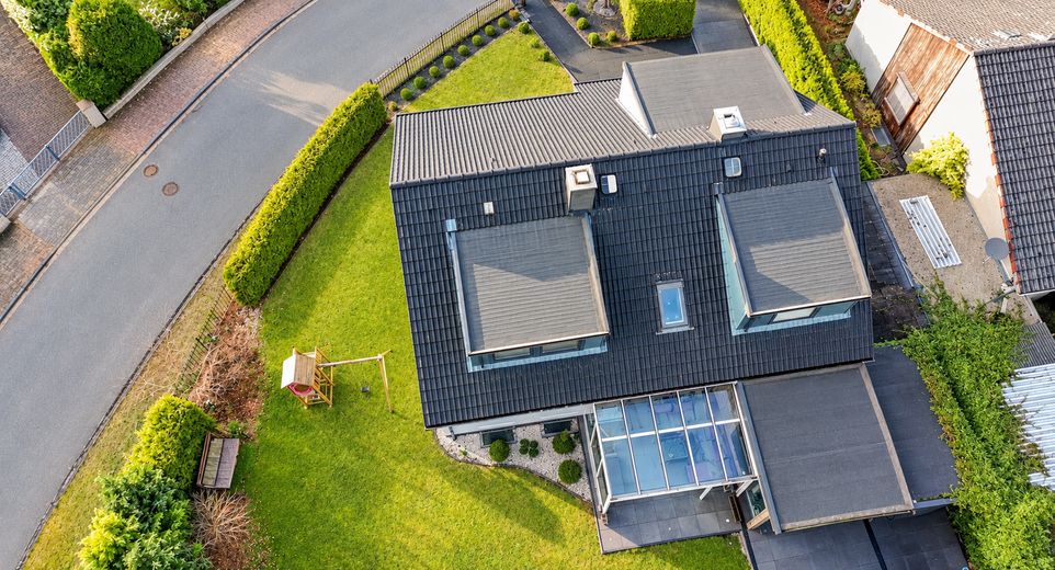 Casa unifamiliare modernizzata con 187 m² di superficie abitabile, 6 locali, garage e giardino, senza intermediario – Haus Oben Rückseite