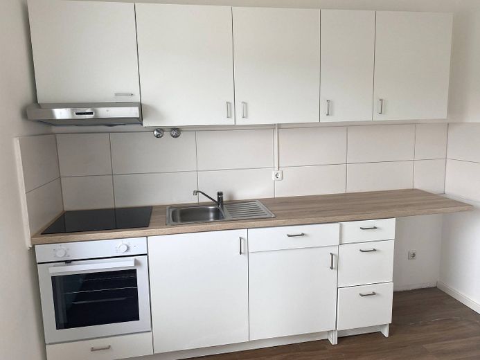 SOMMER, SONNE, SPAREN: Moderne 3-Zimmer-Wohnung mit viel Licht, EBK und sonnigem BALKON – Ansicht I: Küche