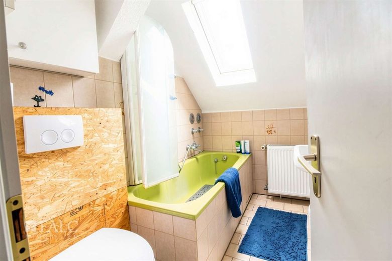 Wohnen mit Perspektive - großzügiges Zweifamilienhaus in begehrter Lage – Badezimmer mit Badewanne
