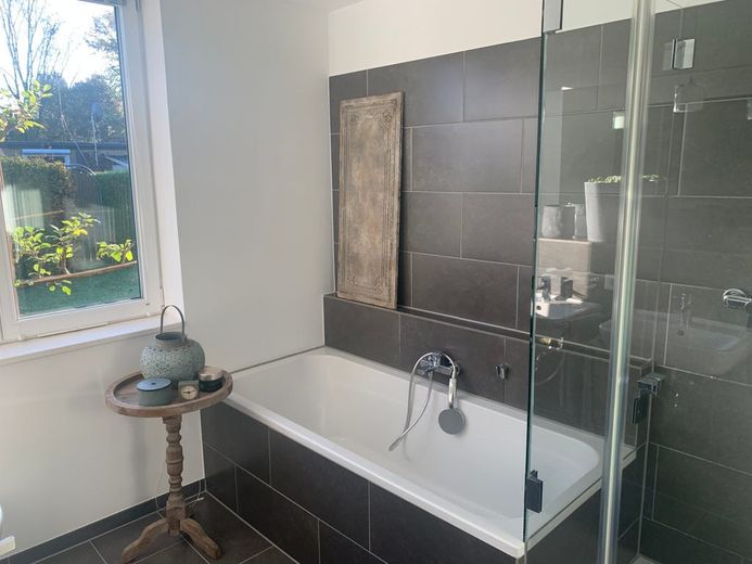 Modernisierter Winkel-Reihenbungalow mit uneinsehbaren Grundstück – Badewanne