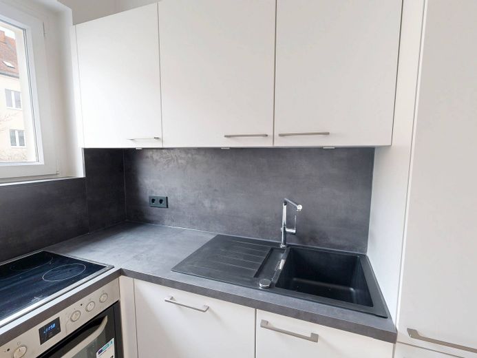 Vollständig renovierte 2-Zimmer-Wohnung mit BALKON, saniertem Bad und moderner EBK – Ansicht II: Küche