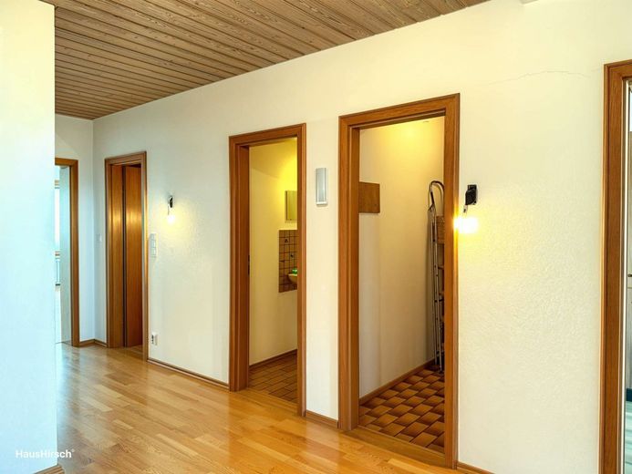 Stilvolle 3,5-Zimmer-Wohnung mit Loggia &amp; Alpenblick am Leonrodplatz über den Dächern Münchens – Badezimmer/ WC/ Abstellraum