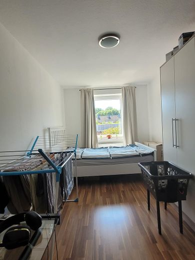 2-Zimmer-Wohnung mit neuen Fenstern und Carport– modernisiert & praktisch – Schlafzimmer