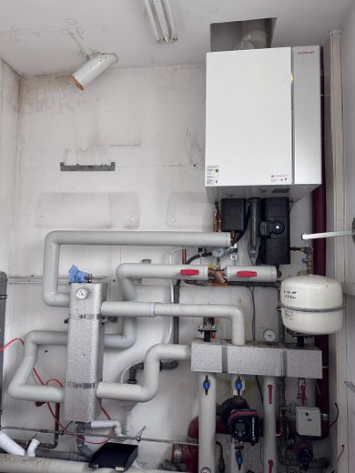 Hal met 300 m² en 6,50 m vrije hoogte, volledige warmte-isolatie – Heizkessel 90 kW heizt 2000m²