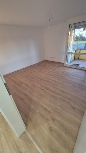 Modernes Wohnglück: Frisch sanierte 3-Zimmer-Wohnung mit Tageslichtbad & Multisplit-Klimatisierung – Wohnzimmer
