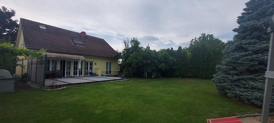 Geräumiges und modernisiertes 8-Zimmer-Einfamilienhaus mit geh. Innenausstattung in bester Lage – Rückansicht 2