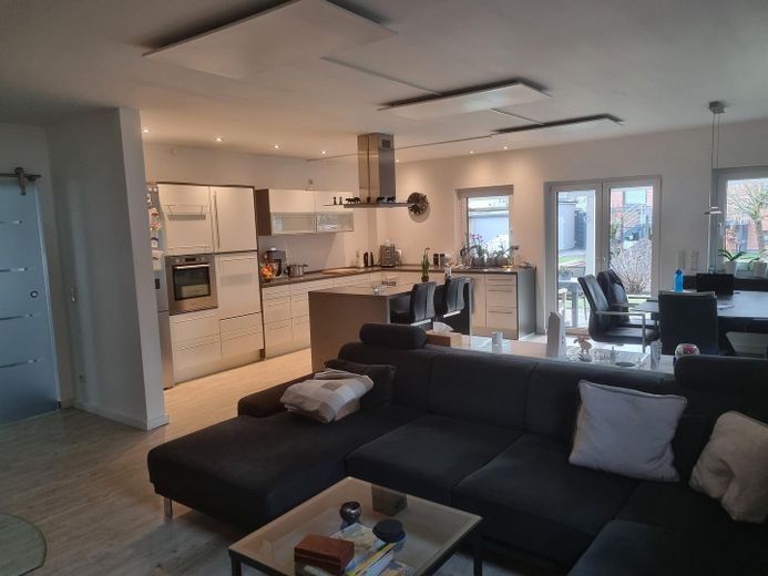Energieeffizientes Einfamilienhaus mit Einliegerwohnung (232 m²) in Hannover-Bothfeld – Wohnen_Essen_Küche 2