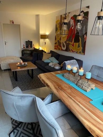 renovierte Wohnung mit Balkon und Blick ins Grüne – Wohnzimmer