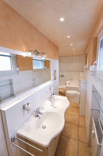 125 m² umeblowane mieszkanie 4-pokojowe – All-in, home office i miejsca parkingowe – Zdjęcie 11