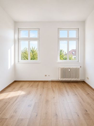Helle 3-Zimmer-Altbauwohnung mit Einbauküche & Dachterrasse – nur 100 m zur U-/S-Bahn Neukölln – Wohnzimmer