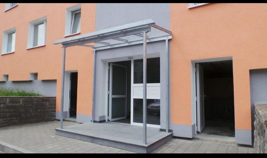 Investment property in Neuburg – approx. 4.53% gross rental yield – commission-free from private owner – Hauseingangstür