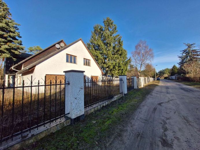 MFH mit  Baugrundstück - seltene Chance in Oranienburg – Haus mit Straßenansicht