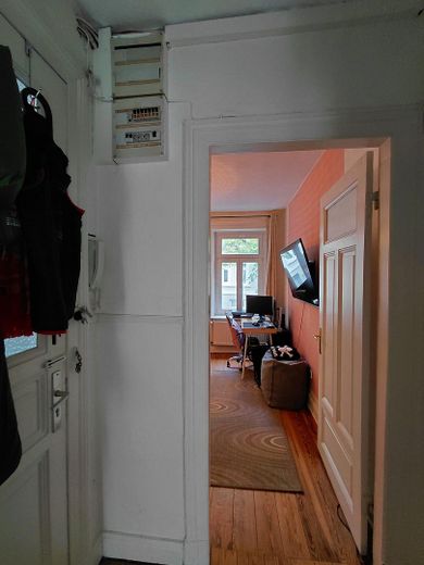 Sans commission pour l’acheteur ! Charmant appartement calme de 2 pièces au cœur de Winterhude – In das Wohnzimmer
