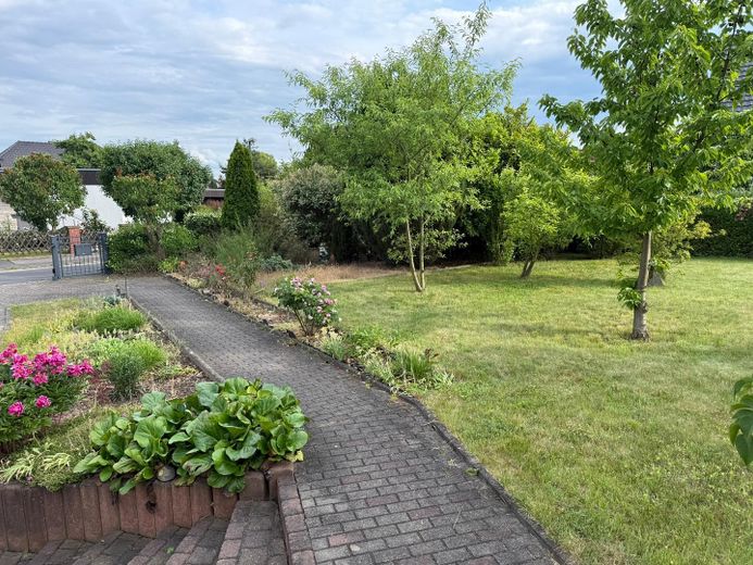 Casa unifamiliar con 1209qm de terreno y más de 250qm de superficie útil – Vordergarten
