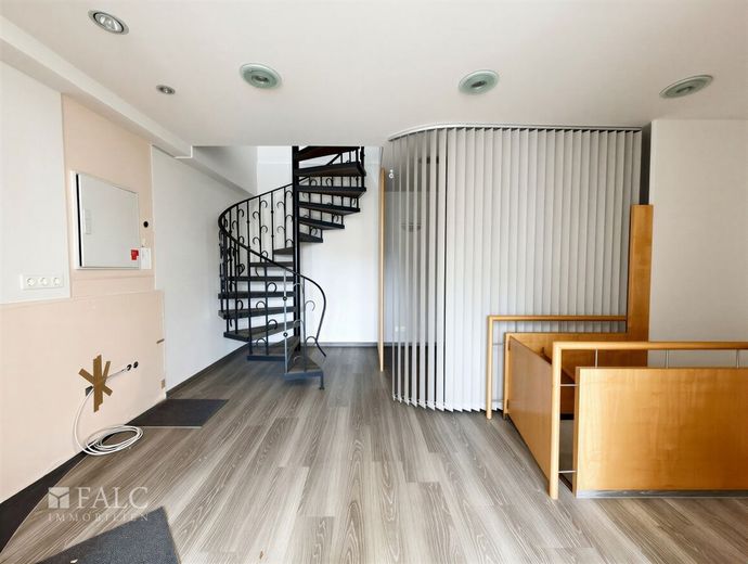 Attraktive Gewerbefläche in bester Innenstadtlage von Remscheid – Spiraltreppe - (KI generiert)