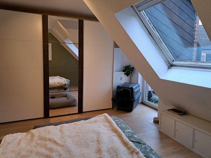 Moderne 2-Zimmer-DG-Wohnung mit Wohnküche und Balkon – Schlafzimmer