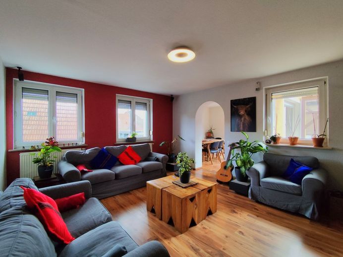 Ihre Wohlfühloase in Bischberg: Modernisiertes Platzwunder, Kaminzauber und XXL-Terrasse! – OG Wohnzimmer Ansicht 1