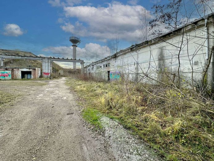 Privisionsfrei 18.000 m² Entwicklungsareal mit Turm und 2 Bunkern nahe Magdeburg – Nordost Grundstuecksansicht