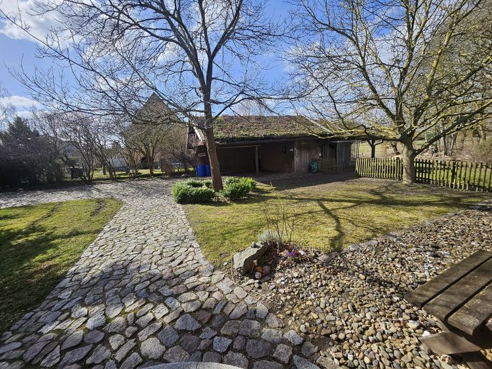 Landhaus mit Wintergarten und viel Nebengelaß wahlweise mit 2,8ha Wald dahinter – Hofplatz 3 im Winter