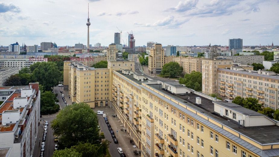 *bezugsfrei* Denkmalgeschützte 3-Zimmer-Wohnung mit Balkon an der Karl-Marx-Allee – Immobilie in Berlin zu verkaufen_3-Raum_Luftbild