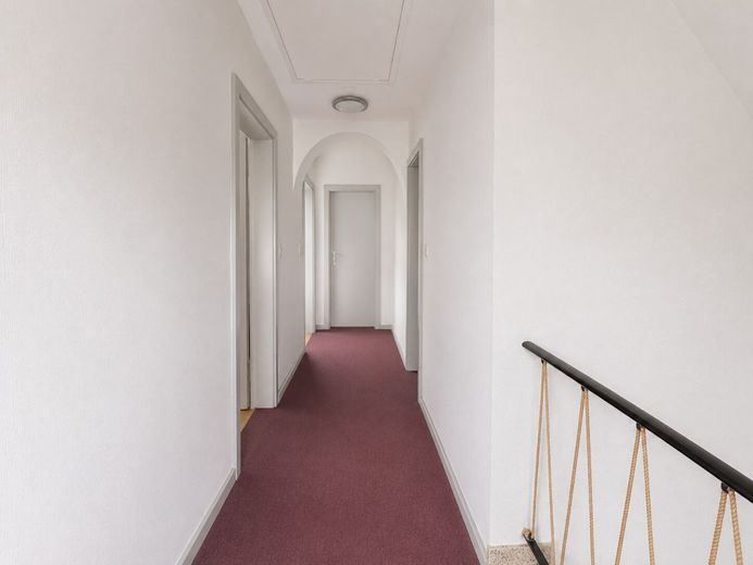 Familientraum mit Paradiesgarten - Schnuckeliges Haus - 5 Zimmer, Terrasse, Doppelgarage, Bestlage! – Schöner Flur im OG