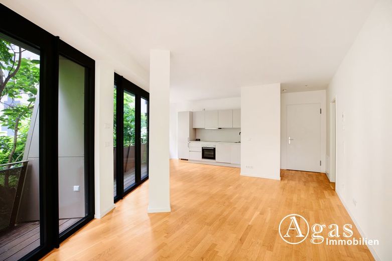 Helle 2 Zimmer Wohnung mit ca. 78m², EBK, Concierge und Gym in Berlin-Mitte! – Wohnzimmer mit EBK