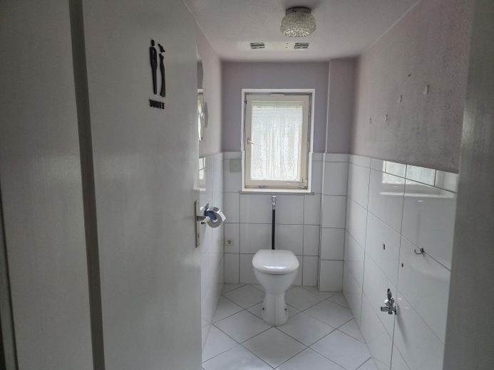 Viel Platz für ein gutes Leben in diesem freistehenden Einfamilienhaus mit Garten + Einliegerwohnung – Stiller Ort, 1 von 3