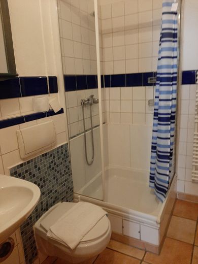 Appartamento di 2 locali parzialmente arredato, ca. 60 m² al piano terra con cucina soggiorno e spazio esterno – Bad