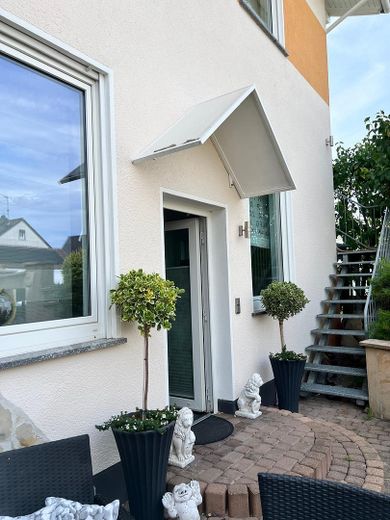 Mehrgenerationenhaus mit zwei Wohneinheiten, Garten und Pool – Außentreppe zum Studio OG