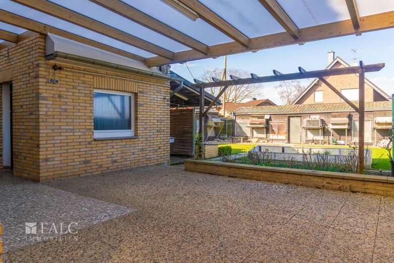 Freistehendes Einfamilienhaus mit Anbaupotenzial in ruhiger Randlage – Terrasse