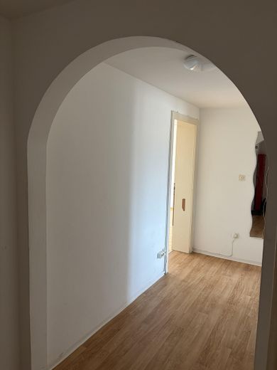 Möbliertes 2-Zimmer Apartment mit Alpenblick - ideal für WG oder Flatsharing – Gang - vor Modernisierung