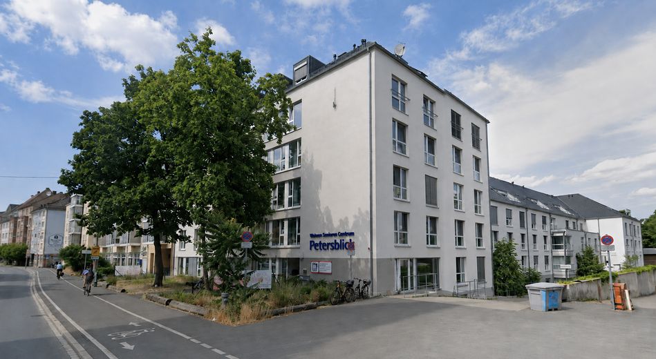 2 appartamenti per anziani in un edificio di prestigio, affittati a lungo termine, il vostro investimento con futuro - prezzo trattabile – Ansicht Haus von der Straße