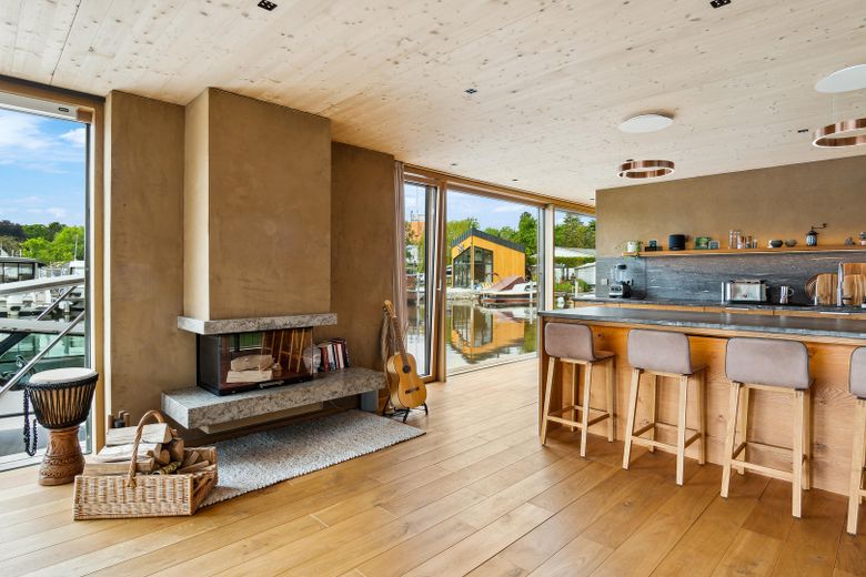 Wohnraum m. Kamin+Kücheninsel